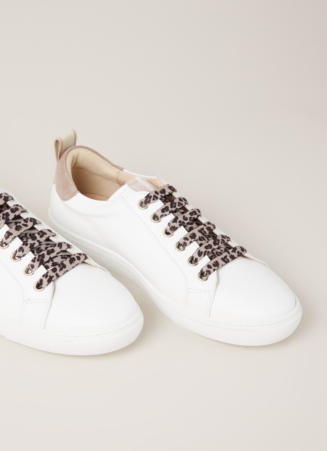 Mint Velvet Allie sneaker van leer - detail 2 wit