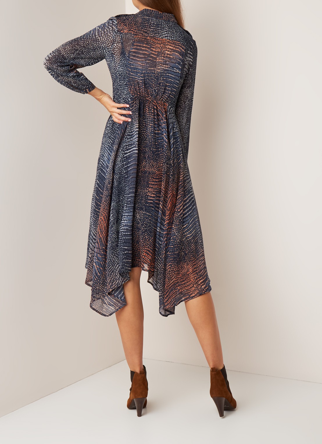 Mint Velvet Marlee midi-jurk van chiffon met slangendessin  - achterkant 4 donkerblauw