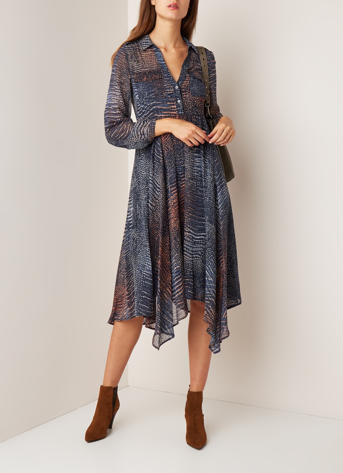 Mint Velvet Marlee midi-jurk van chiffon met slangendessin  - voorkant 2 donkerblauw