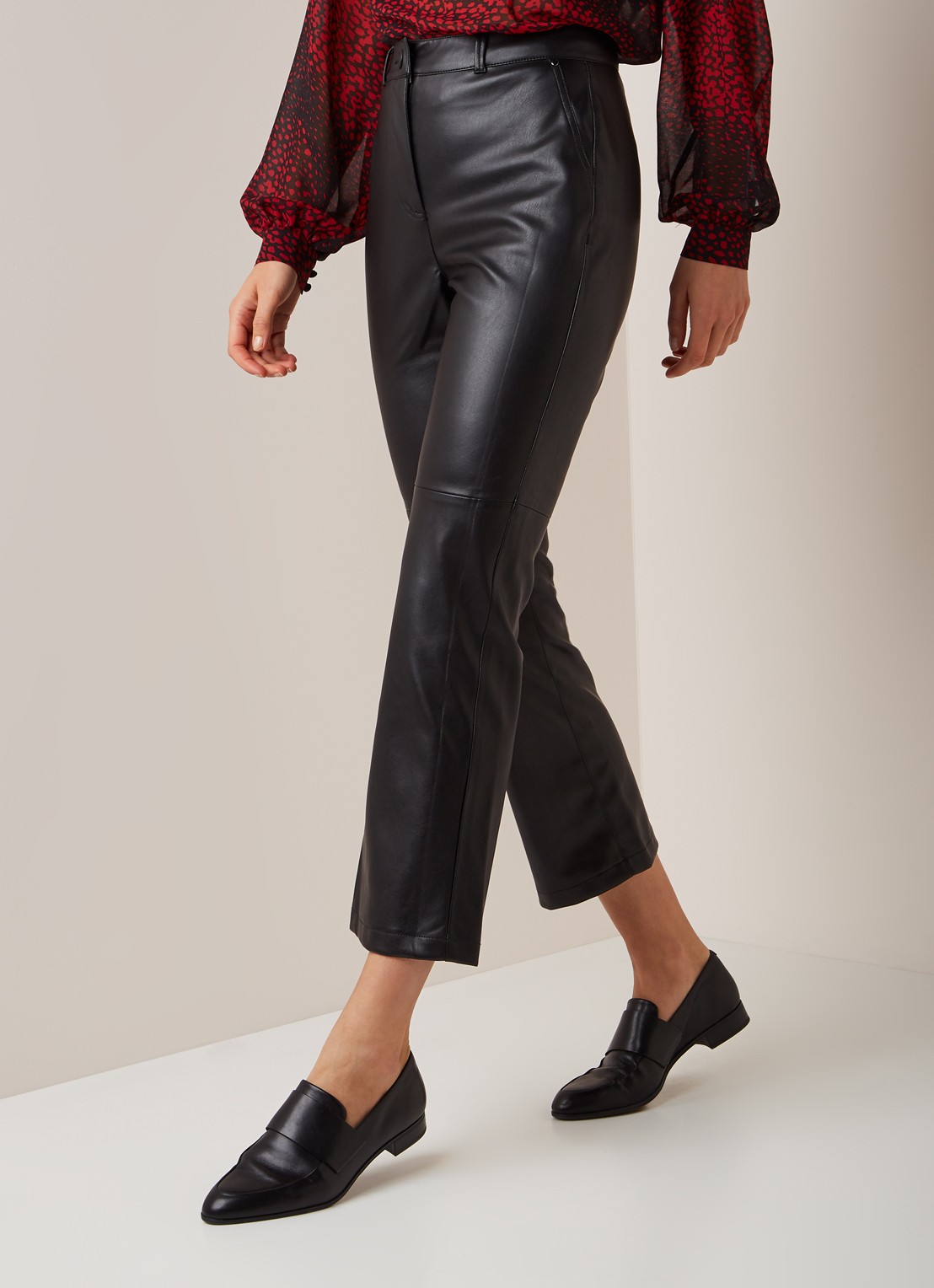 Mint Velvet Straight fit cropped pantalon van imitatieleer - detail 3 zwart