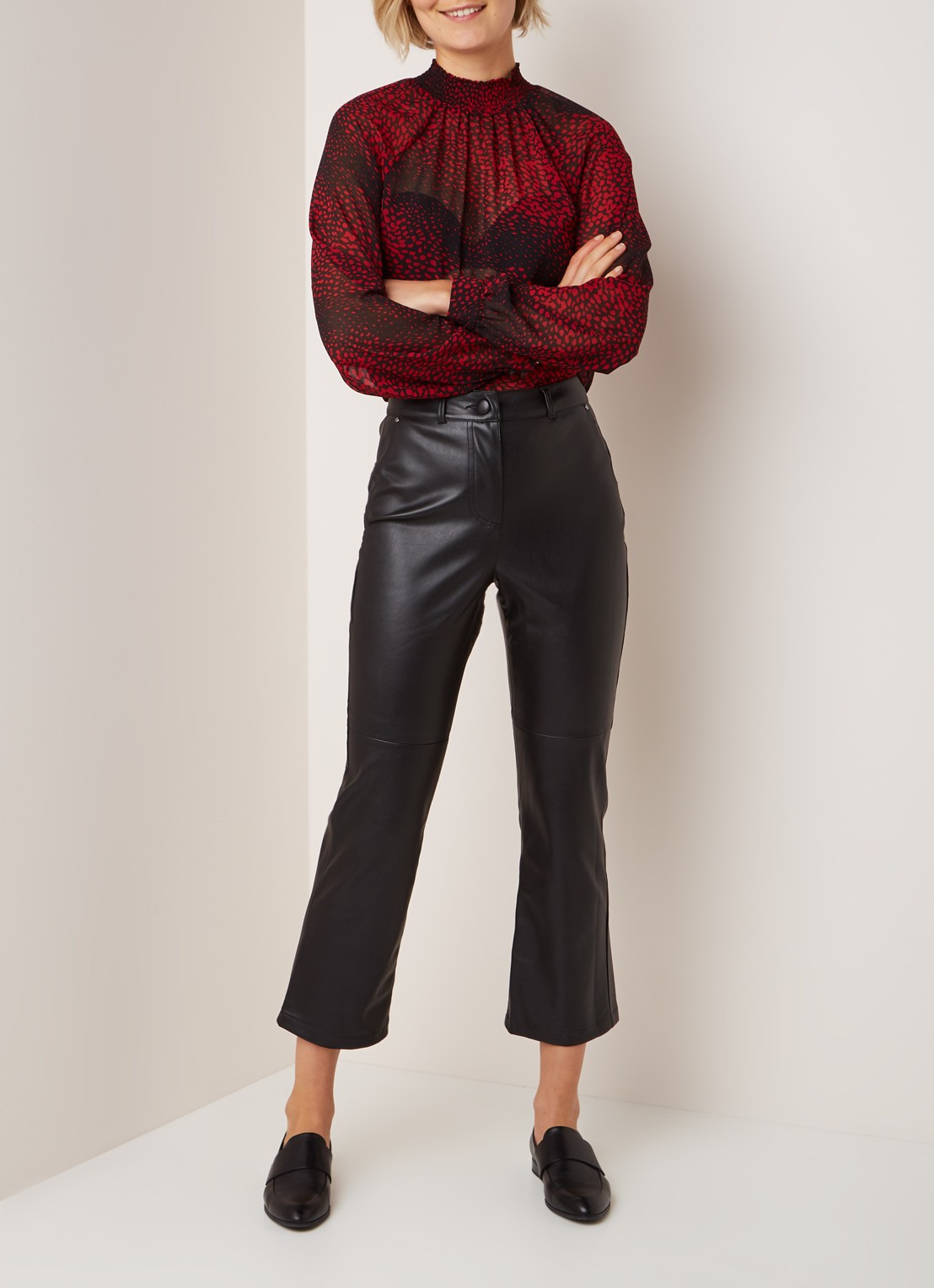 Mint Velvet Straight fit cropped pantalon van imitatieleer - voorkant 2 zwart