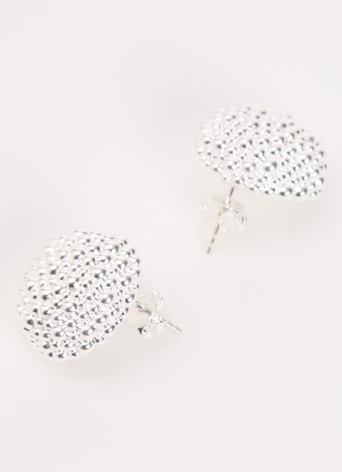 Missoma Baya Dome oorstekers  - detail zilver