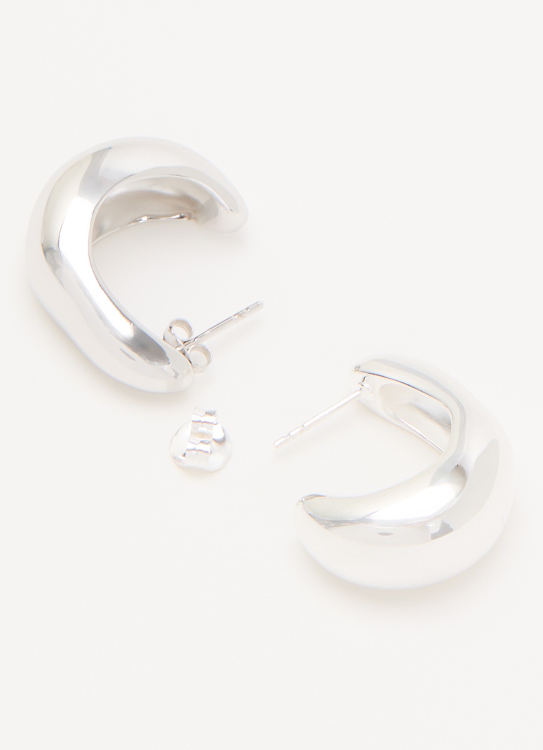 Missoma Dome Medium oorstekers - detail 2 zilver