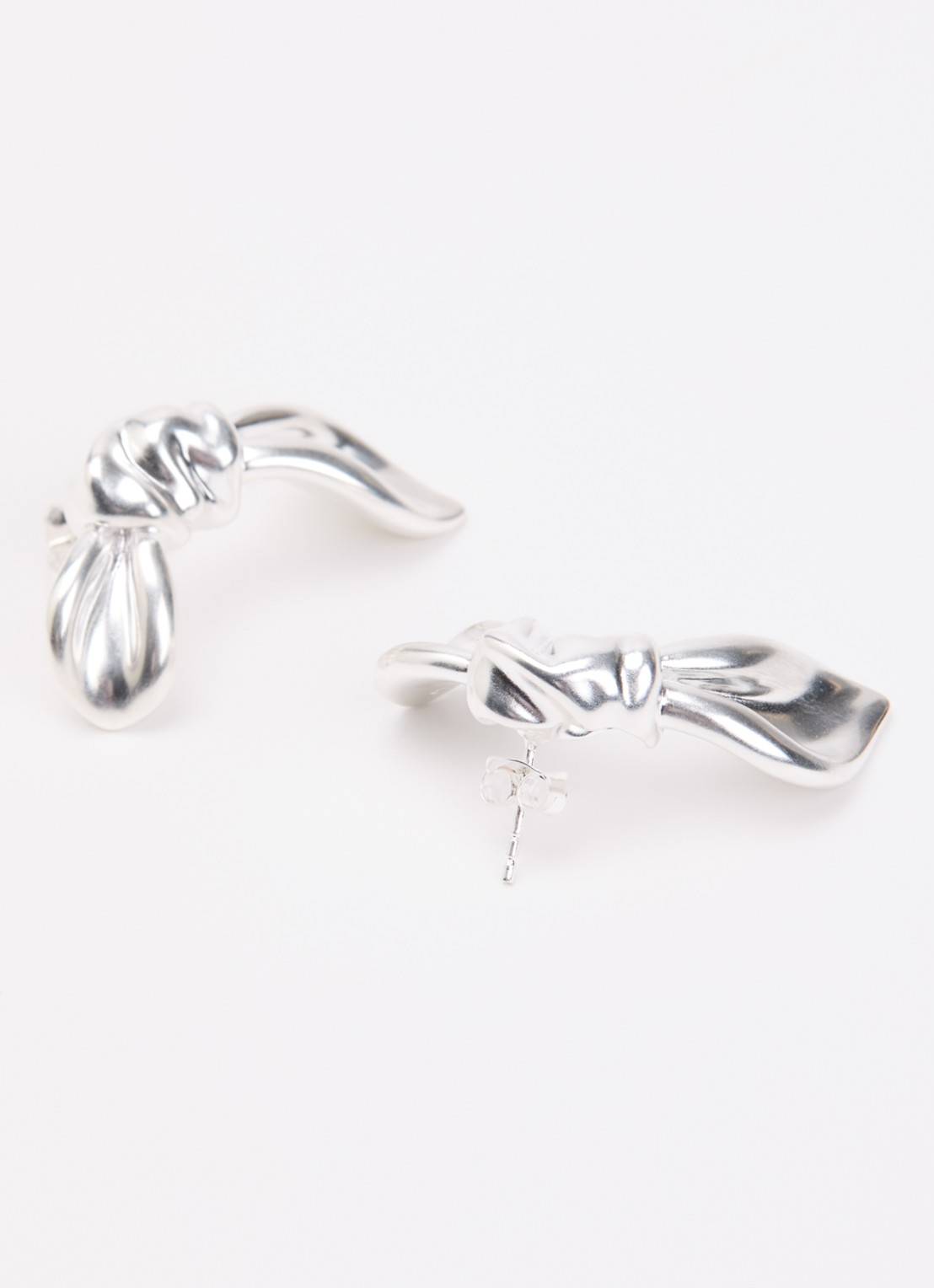 Missoma Markgong Bow Oversized oorstekers - detail 2 zilver