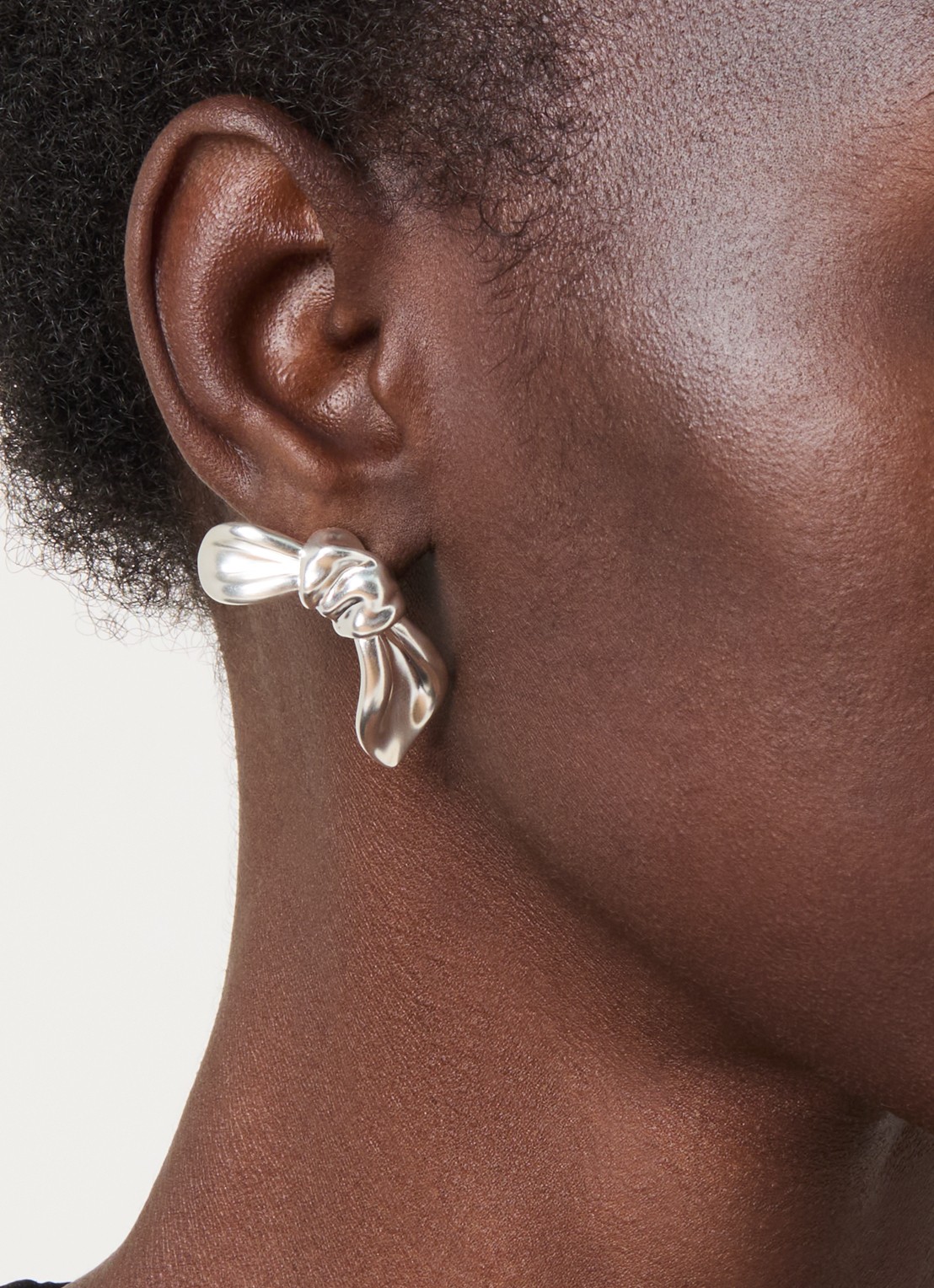 Missoma Markgong Bow Oversized oorstekers - voorkant 4 zilver