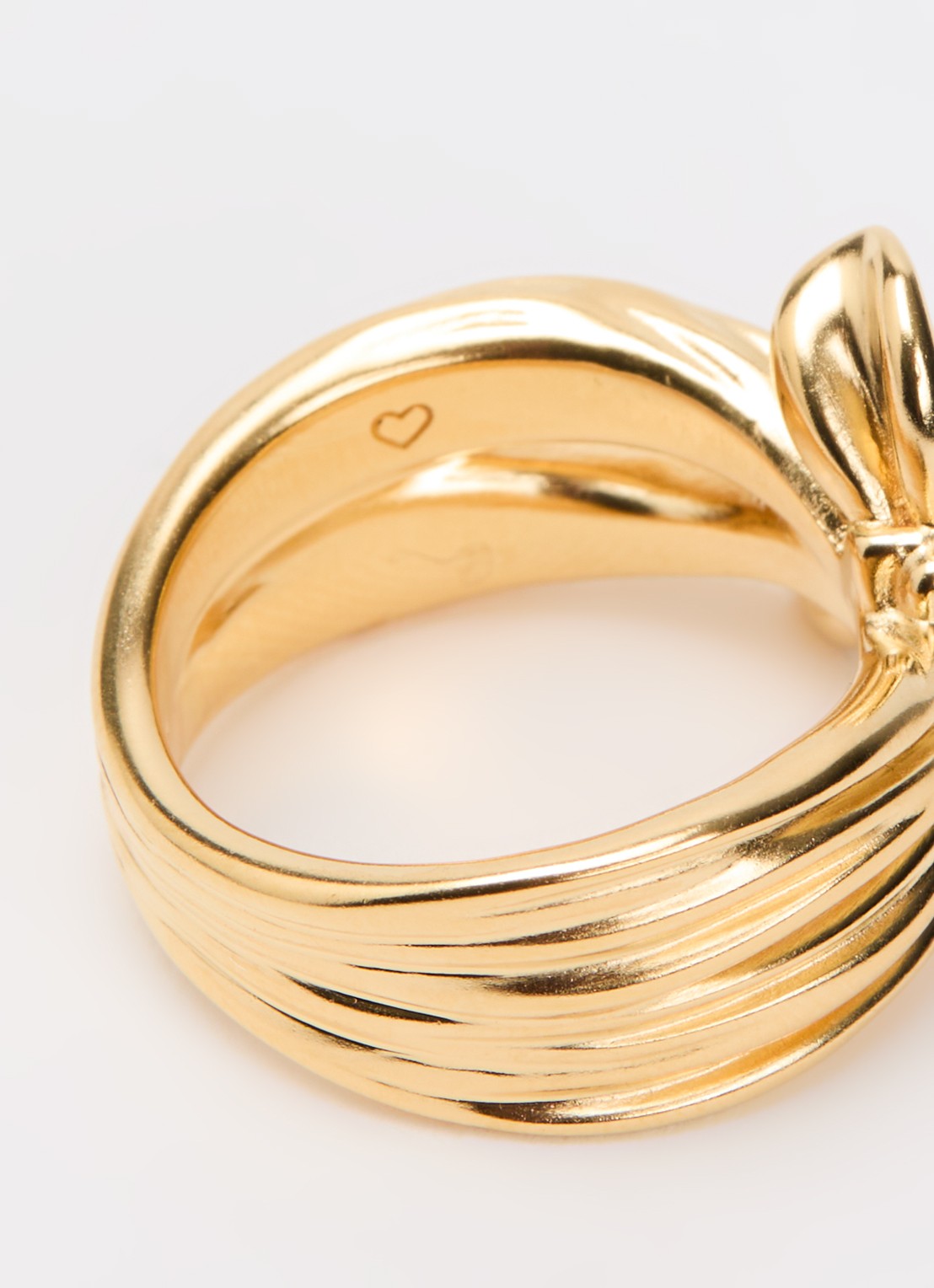 Missoma Markgong Bow ring - detail goud