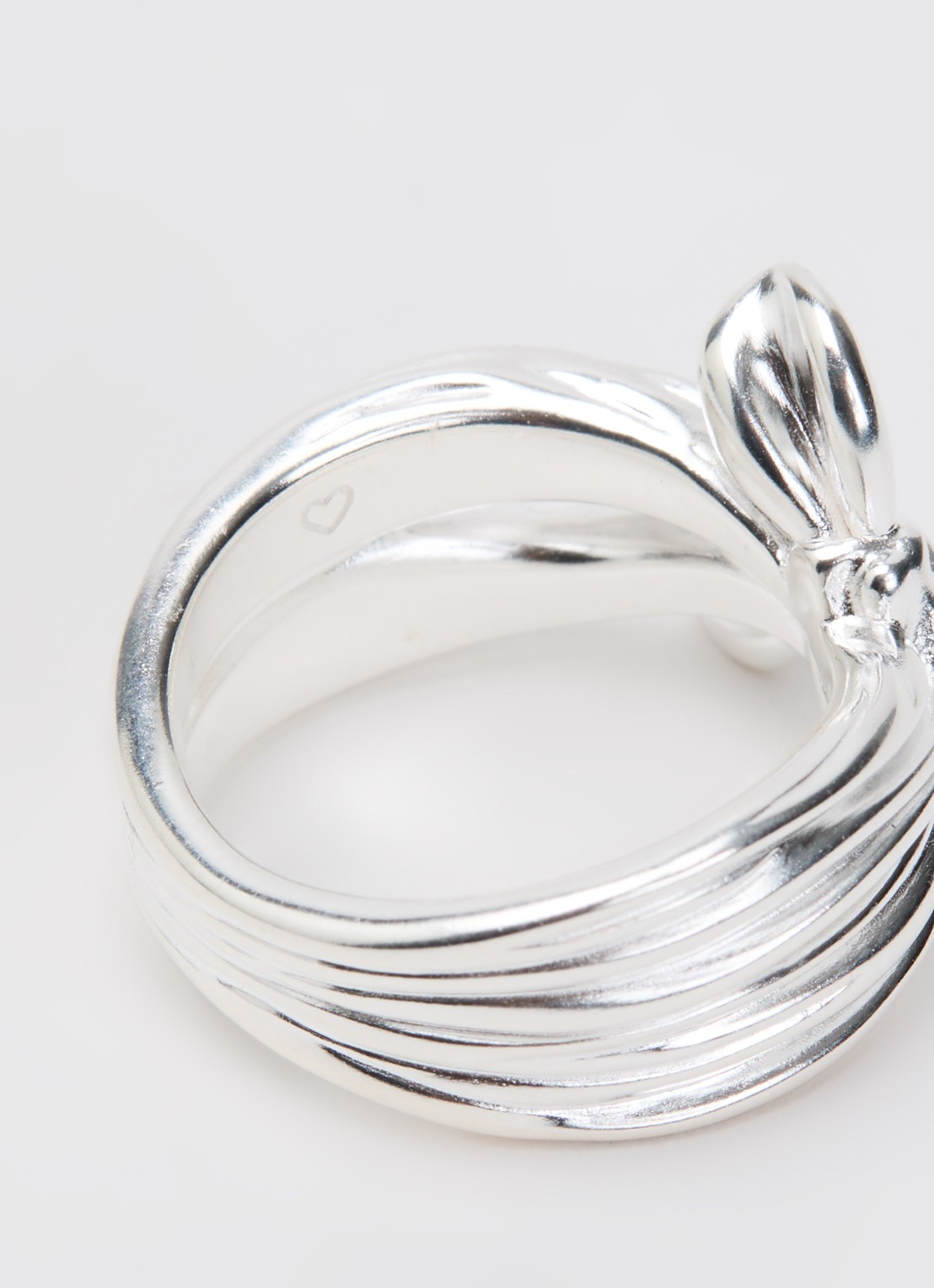 Missoma Markgong Bow ring - detail zilver