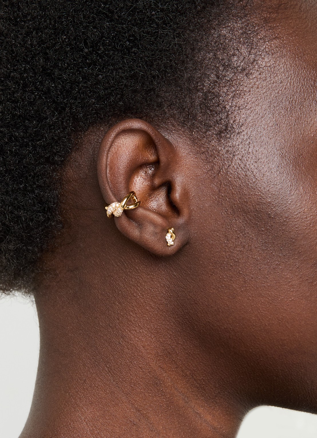 Missoma Molten Snow ear cuff verguld met zirkonia - voorkant 2 goud