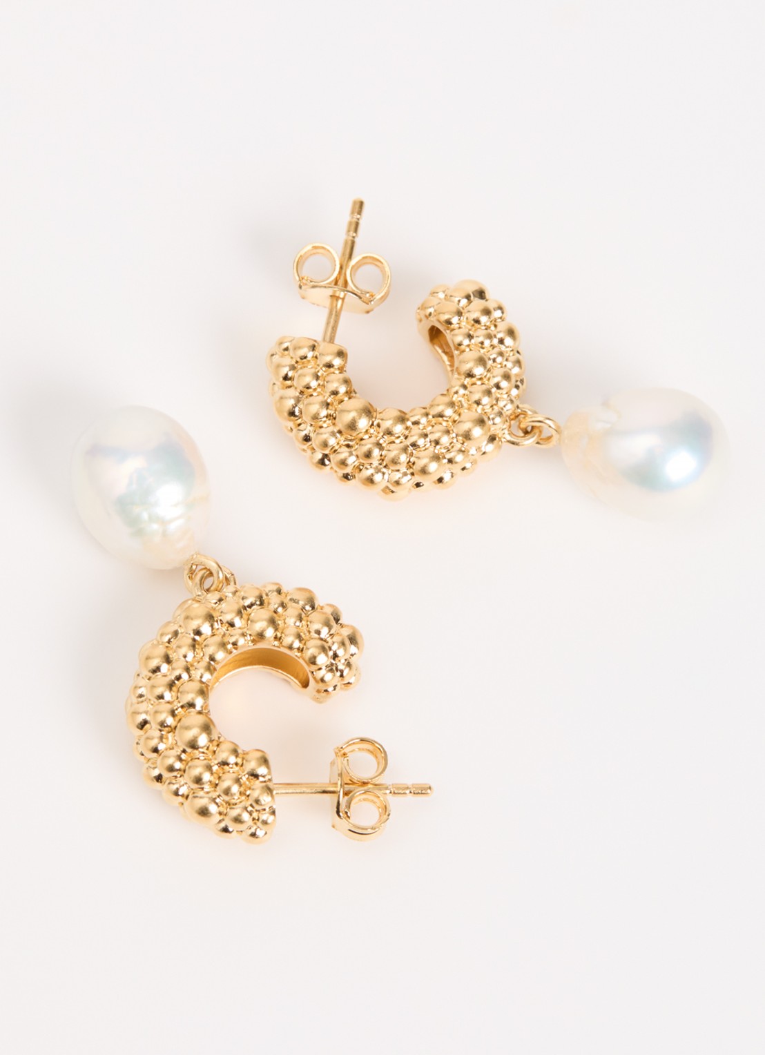 Missoma Pearl Baya oorstekers verguld - detail goud