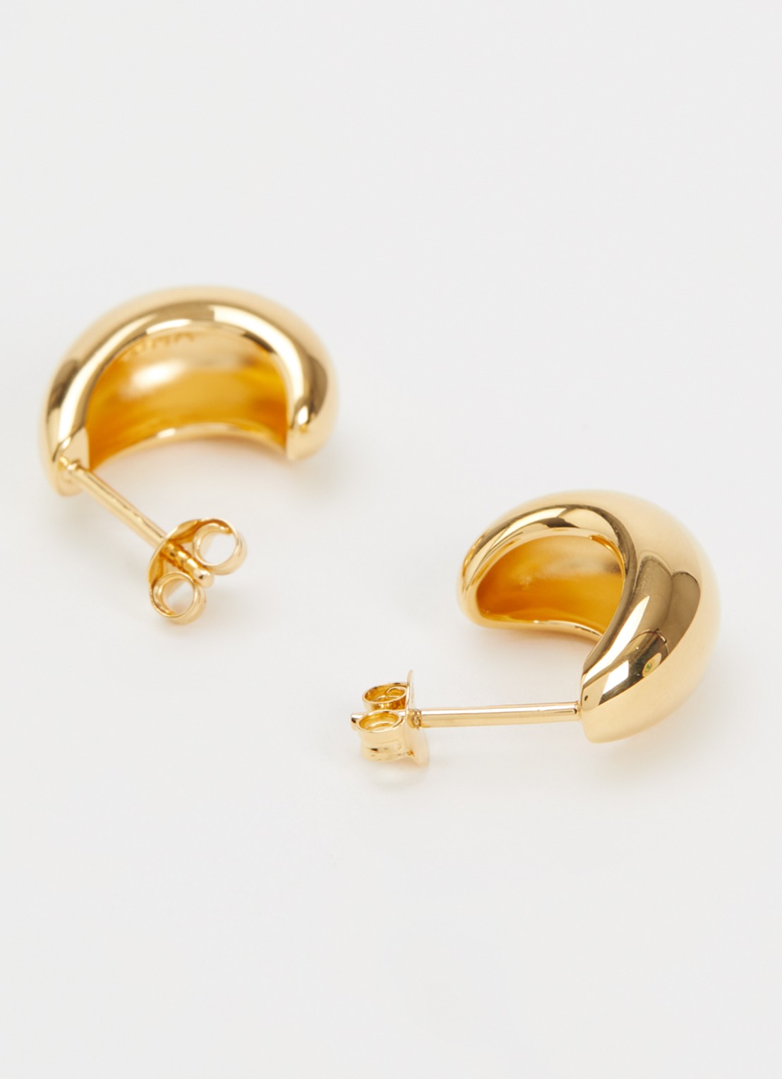Missoma Savi Dome oorstekers verguld - detail 3 goud