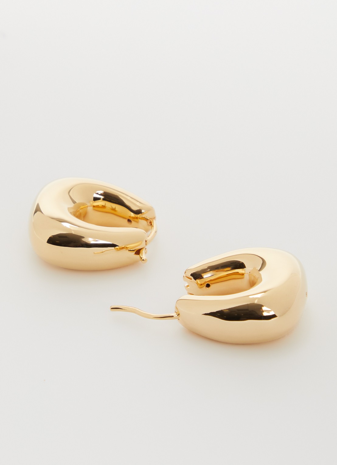Missoma Sculptural Chubby oorringen - detail goud