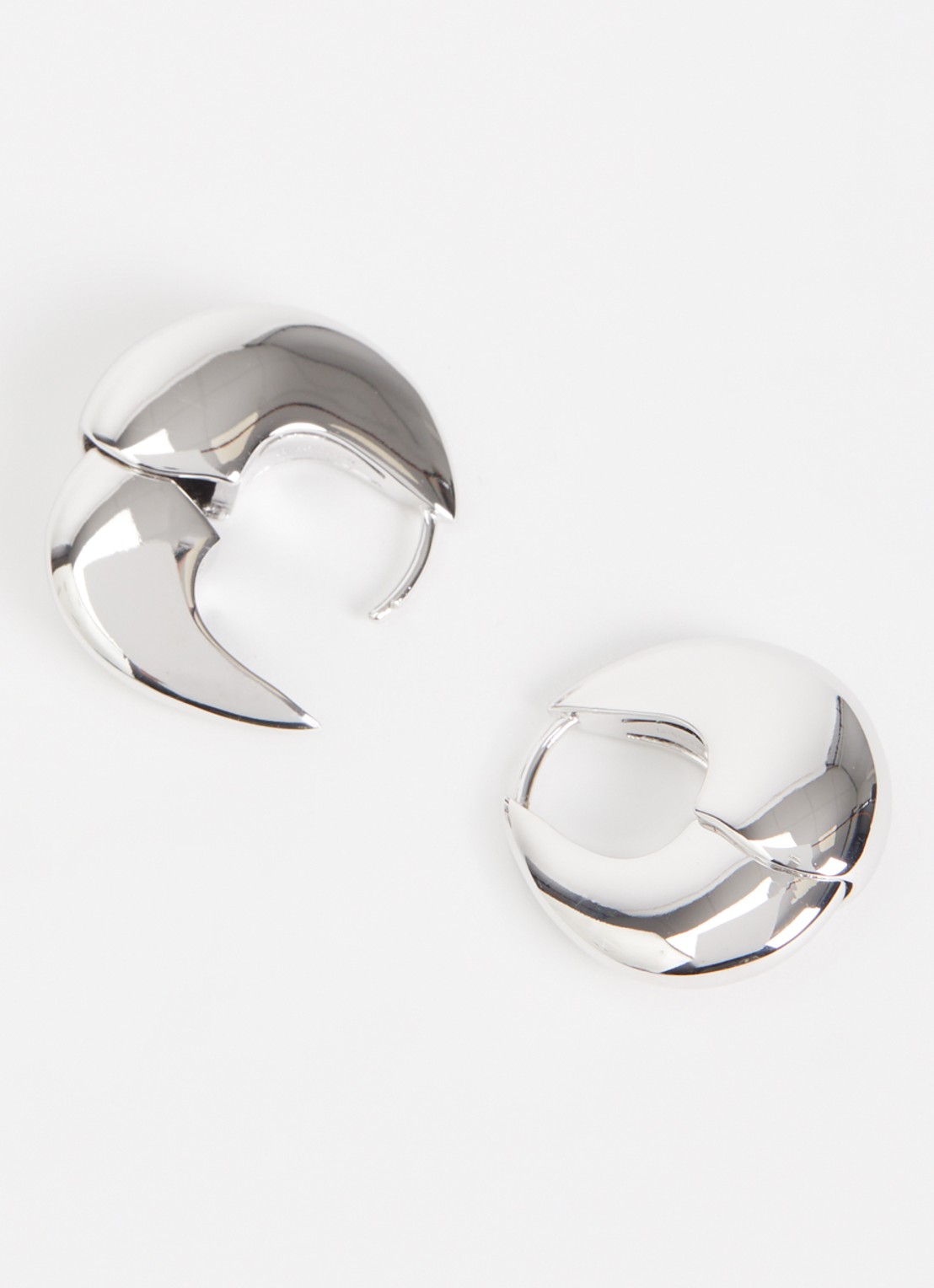 Missoma Sculptural Pebble oorringen - detail zilver