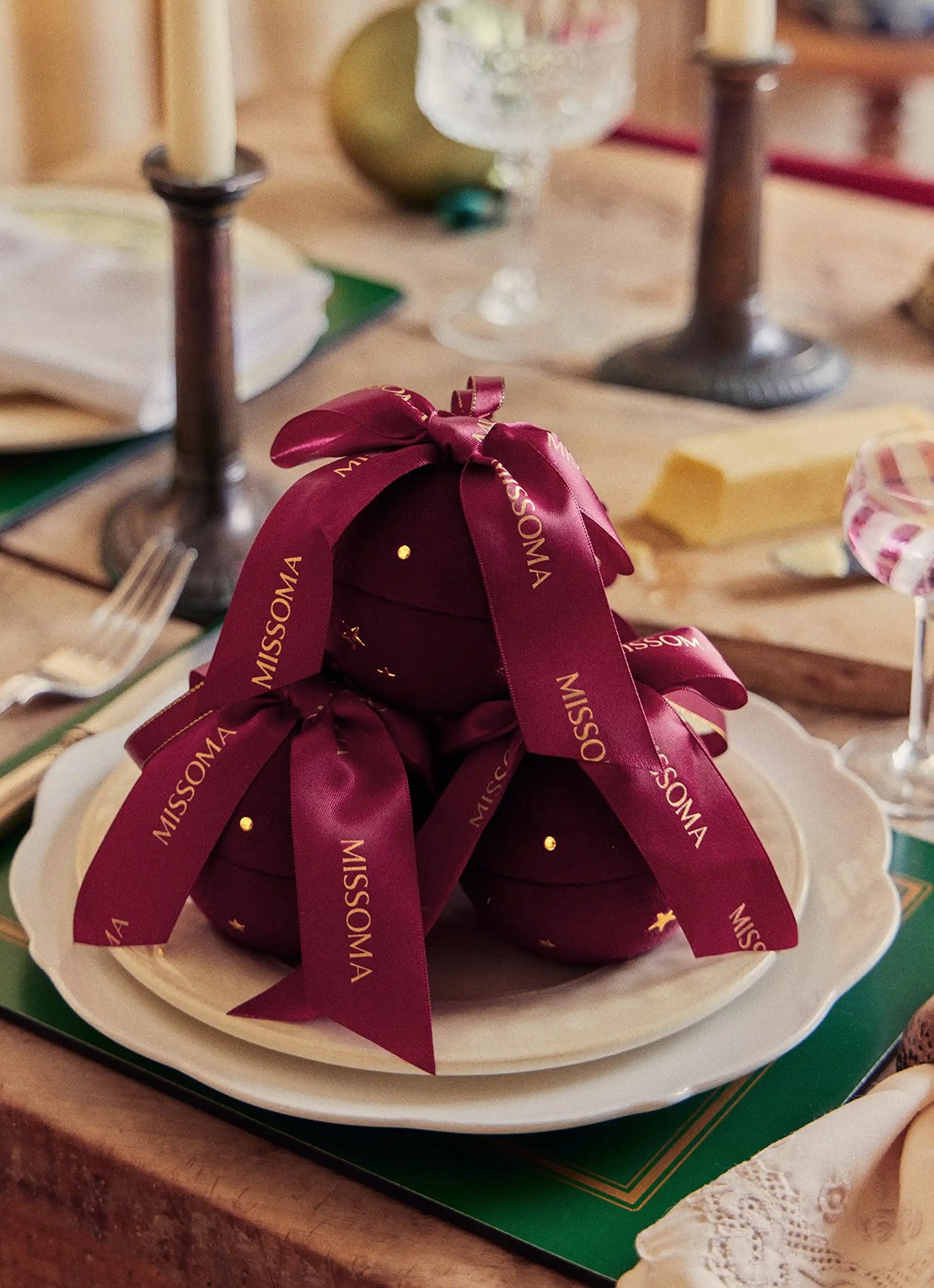 Missoma Sieradenkerstbal 2026 - oorbellen - detail 2 goud