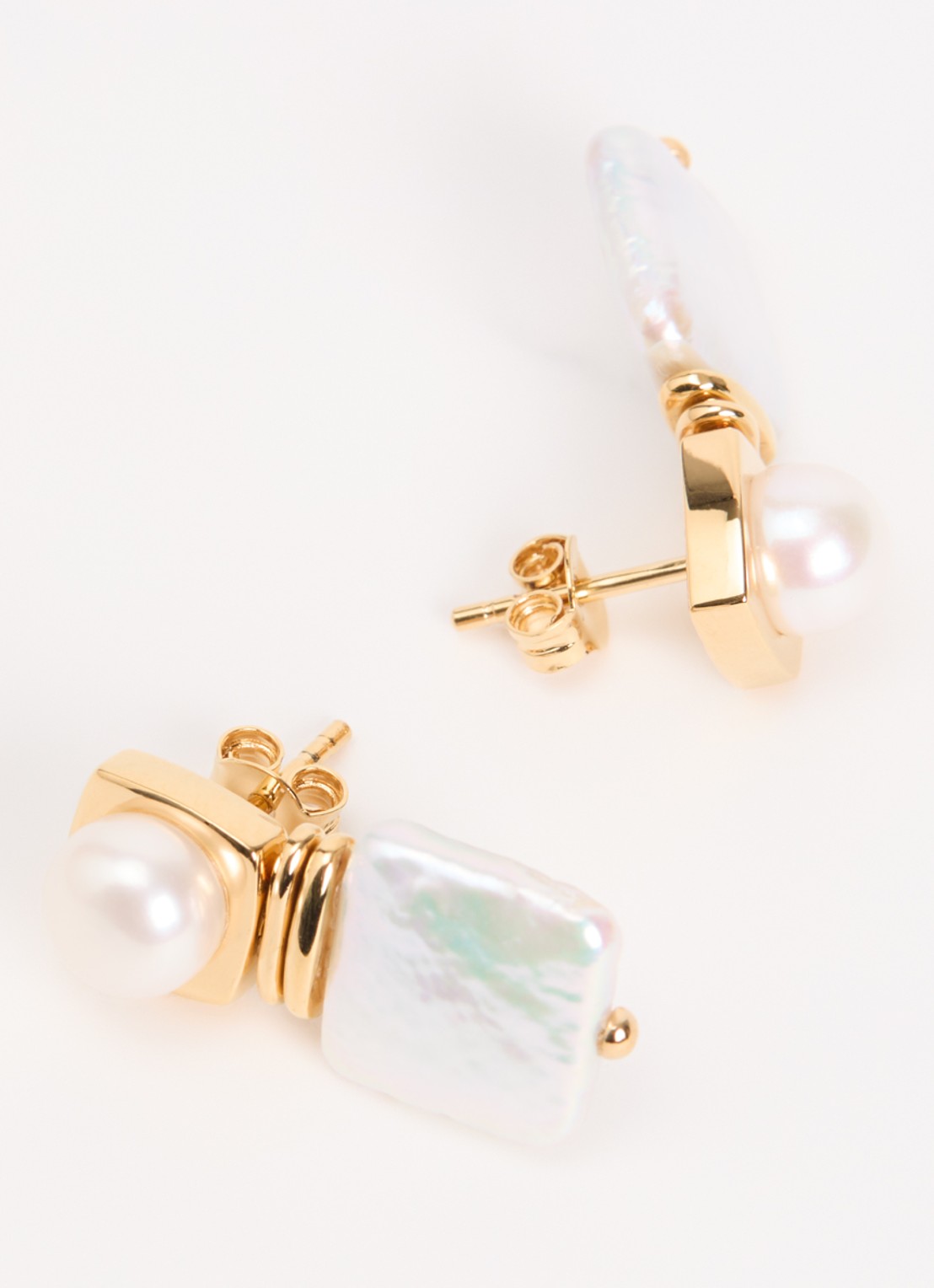 Missoma Square Pearl Stud oorstekers - detail 3 goud