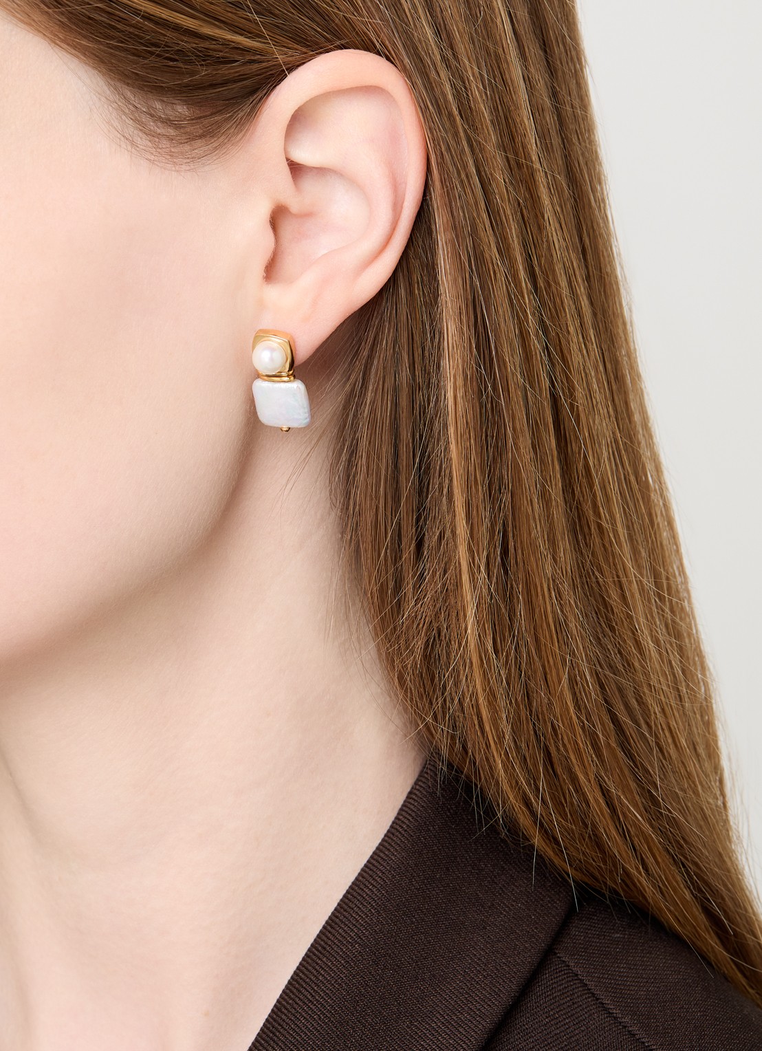 Missoma Square Pearl Stud oorstekers - voorkant 2 goud