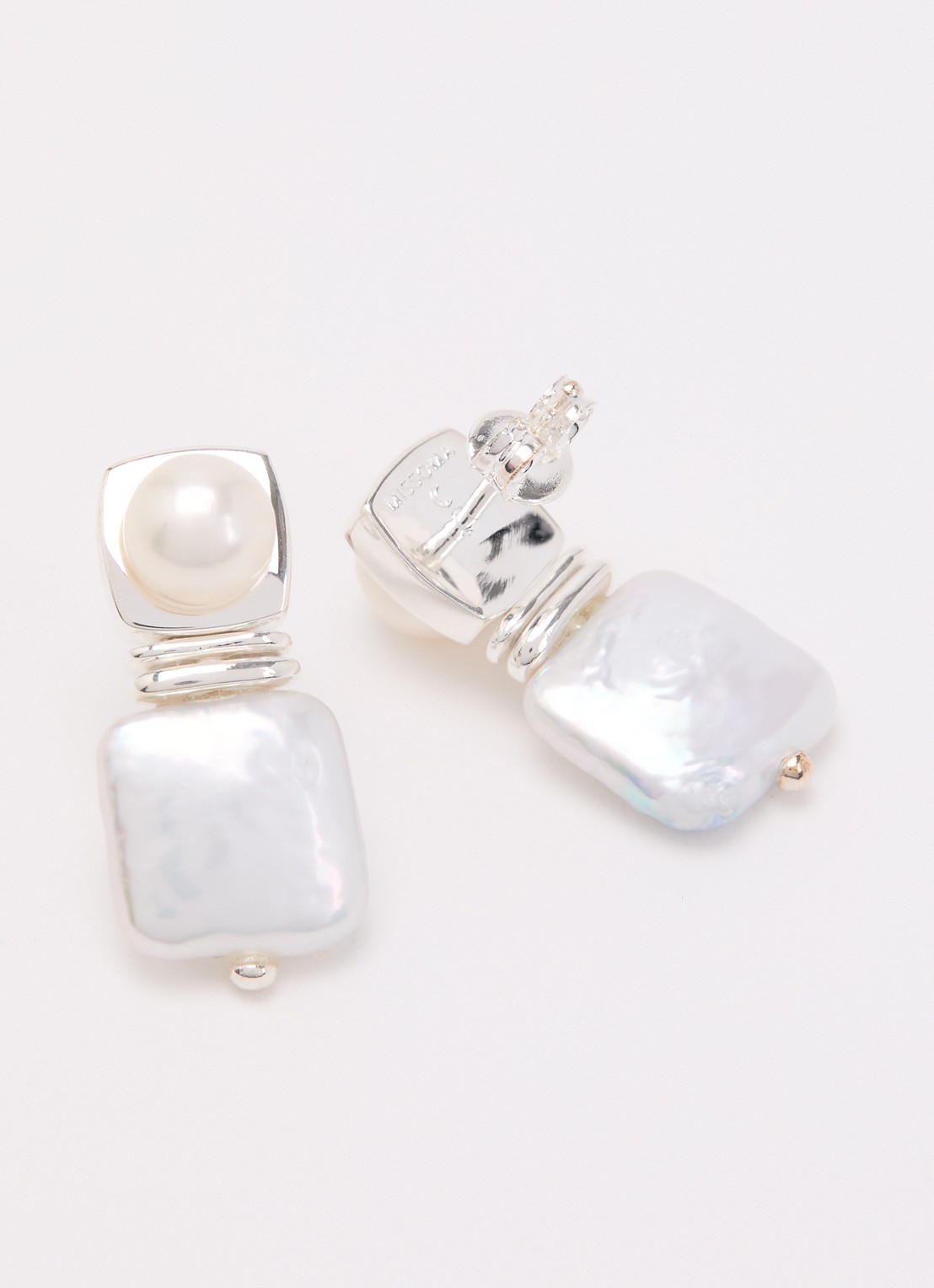 Missoma Square Pearl Stud oorstekers - detail zilver
