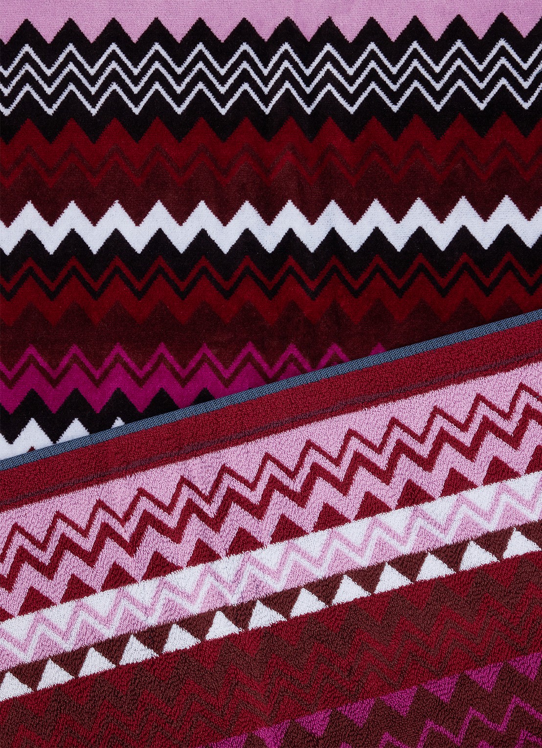 Missoni Giacomo badmat 90 x 60 cm - achterkant 4 bordeauxrood