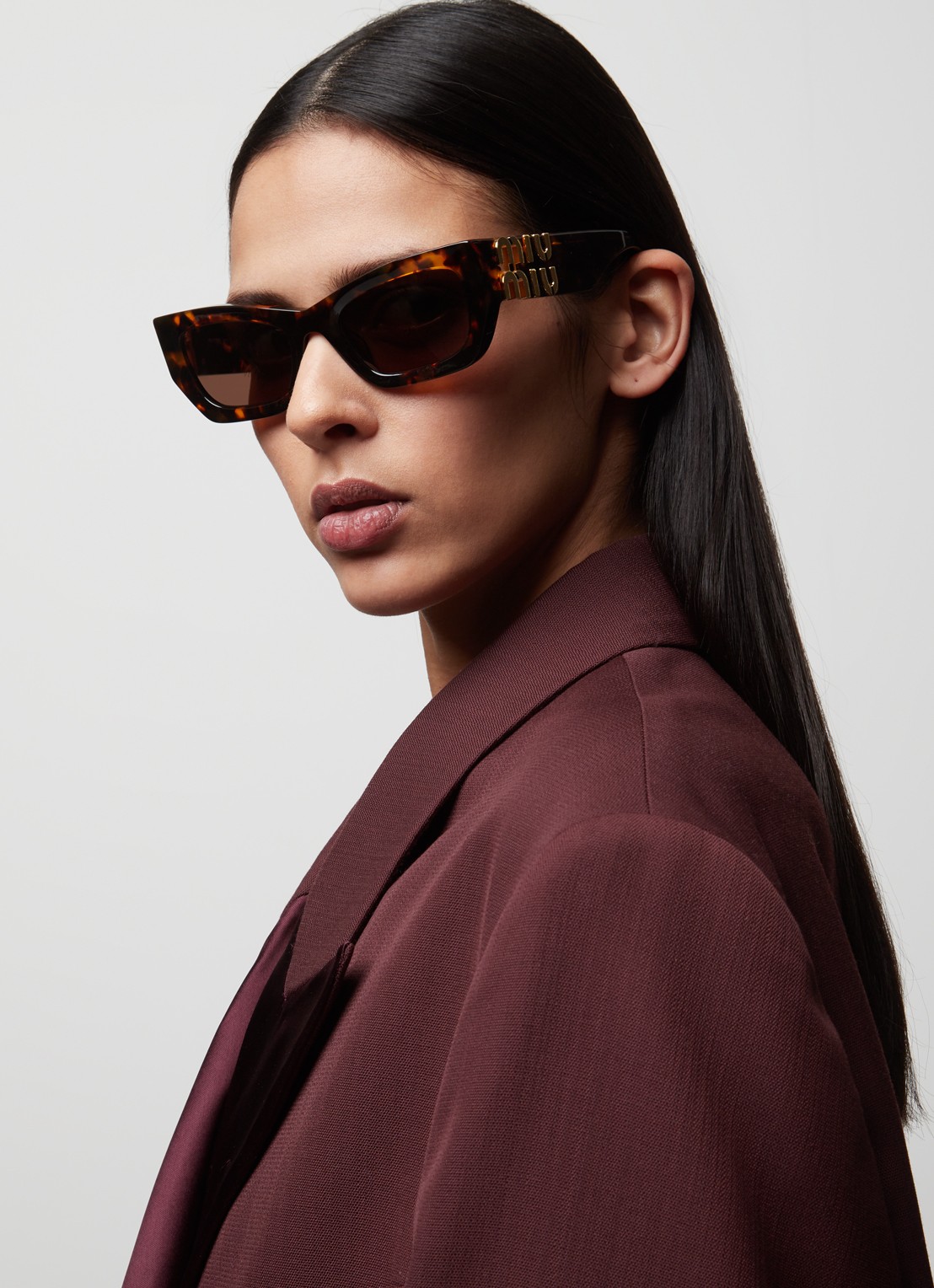 Miu Miu Cat Eye zonnebril MU 09WS - voorkant 2 donkerbruin