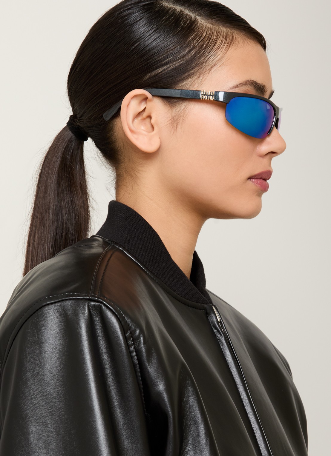 Miu Miu Runway zonnebril MU A02S   - voorkant 2 antraciet