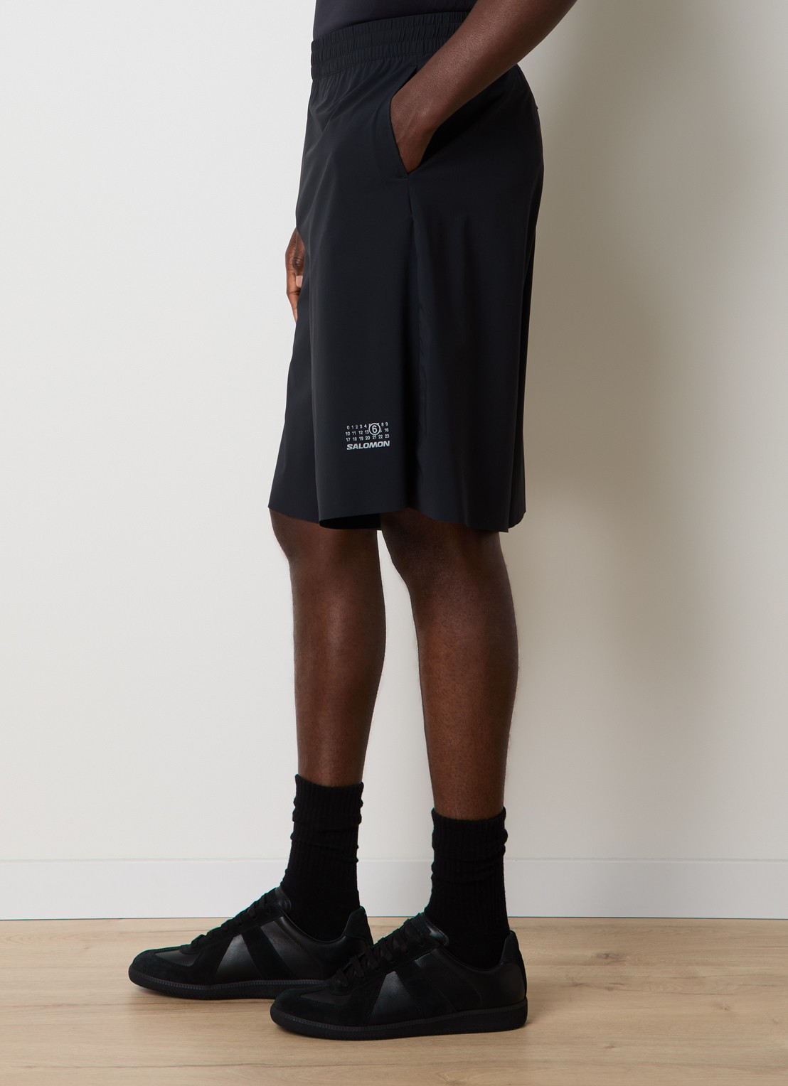 MM6 Straight fit korte broek met steekzakken en logo - detail 5 zwart