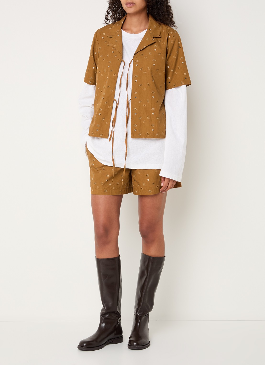 Modström Apricot mid waist straight fit korte broek - voorkant 2 cognac