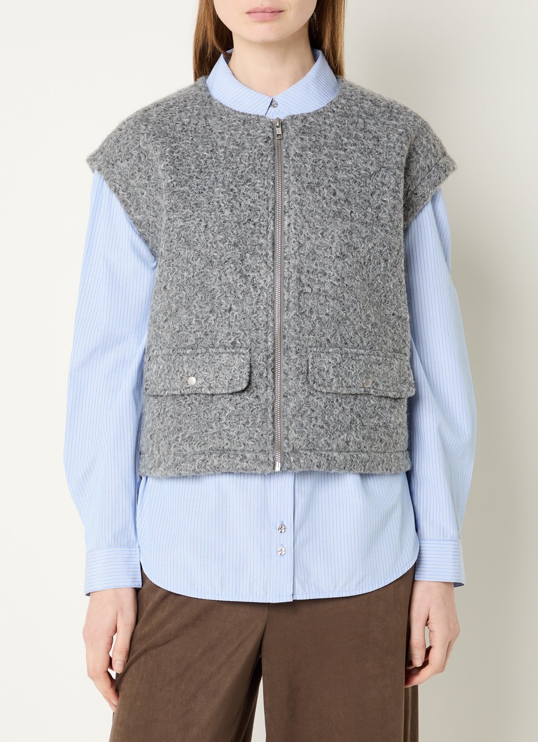Modström Bibber grofgebreid gilet met klepzakken - detail 4 grijsmele
