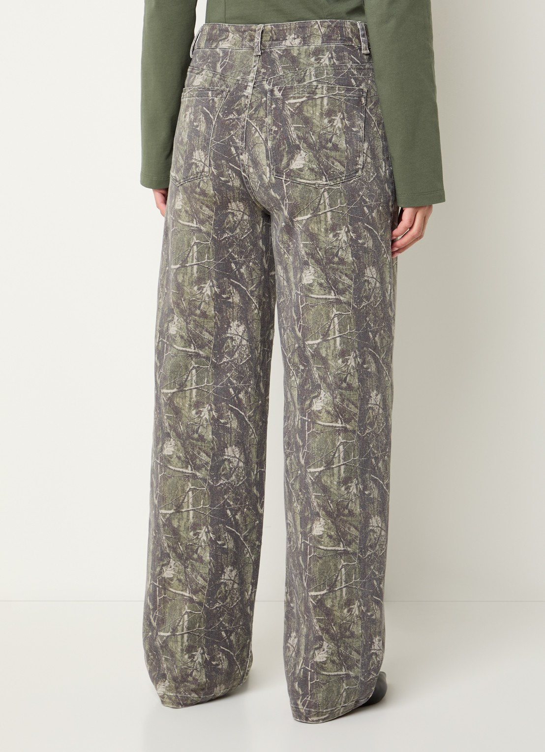 Modström Carton high waist wide leg jeans met camouflageprint - achterkant donkergroen