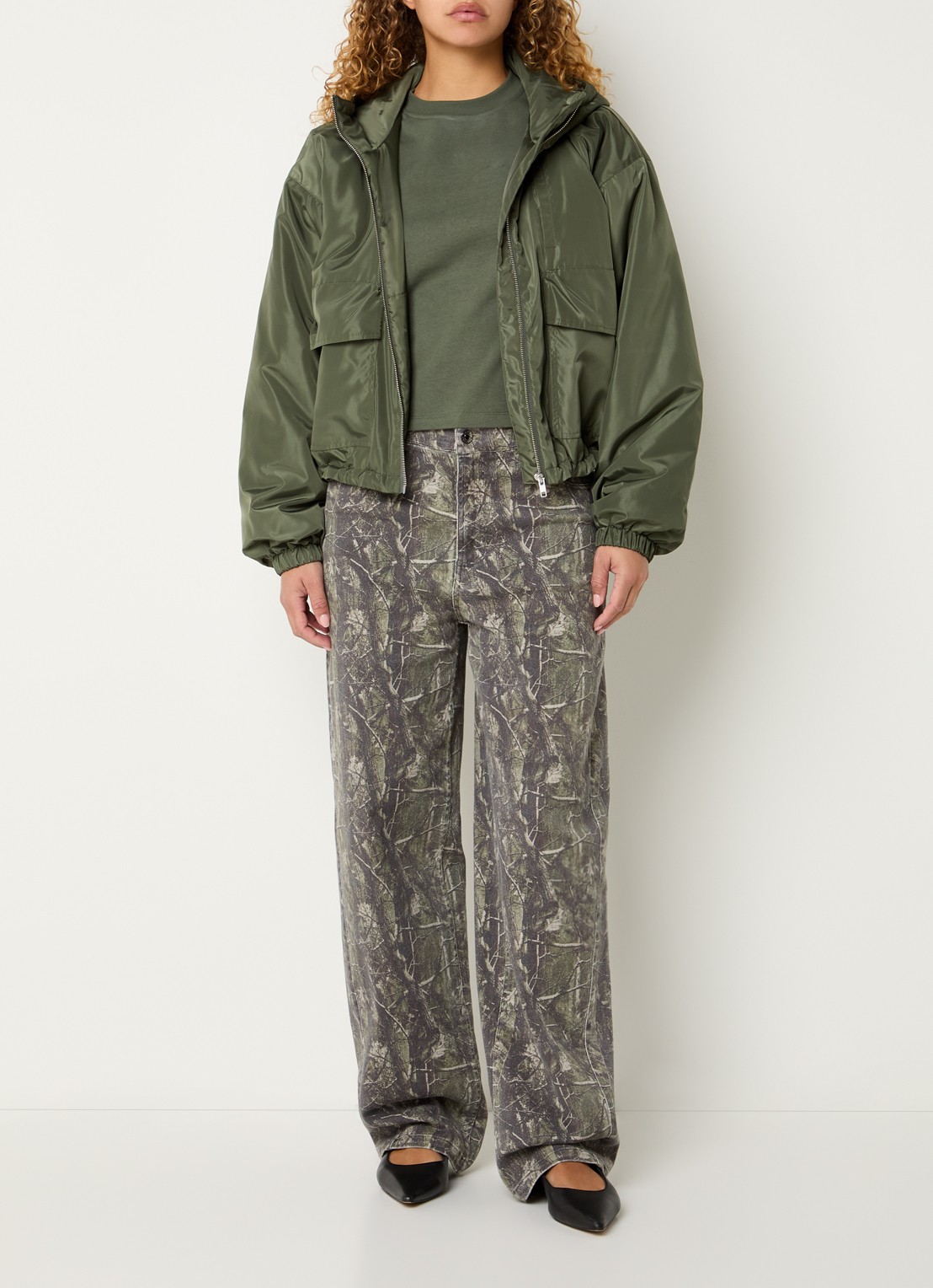 Modström Carton high waist wide leg jeans met camouflageprint - voorkant 5 donkergroen
