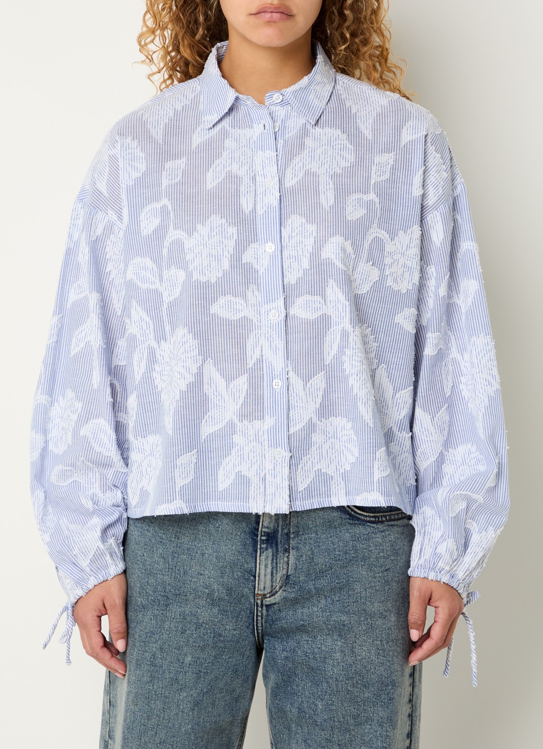 Modström Christan blouse met streepprint en bloemborduring - detail 4 blauw