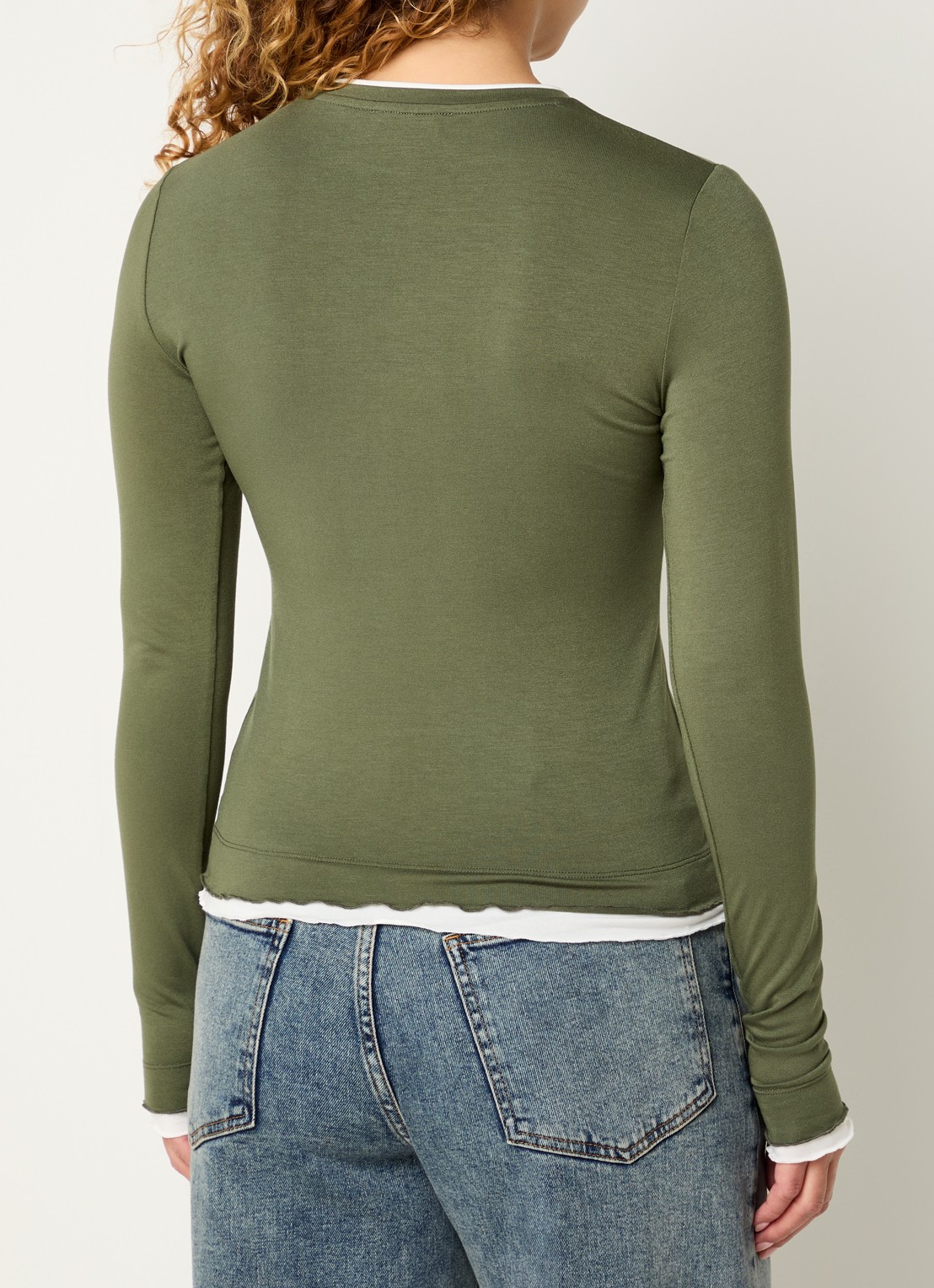 Modström Cilja longsleeve met ruches - achterkant 4 olijfgroen