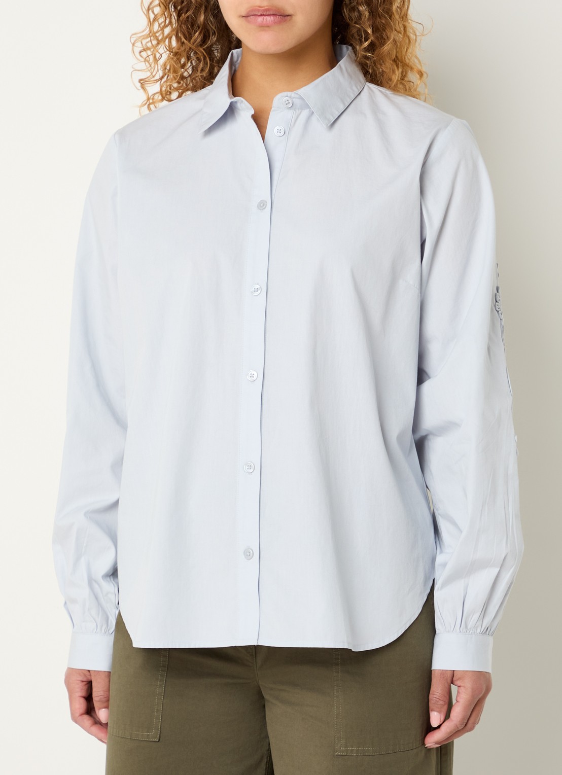 Modström Columbus blouse met borduring - detail 2 lichtblauw