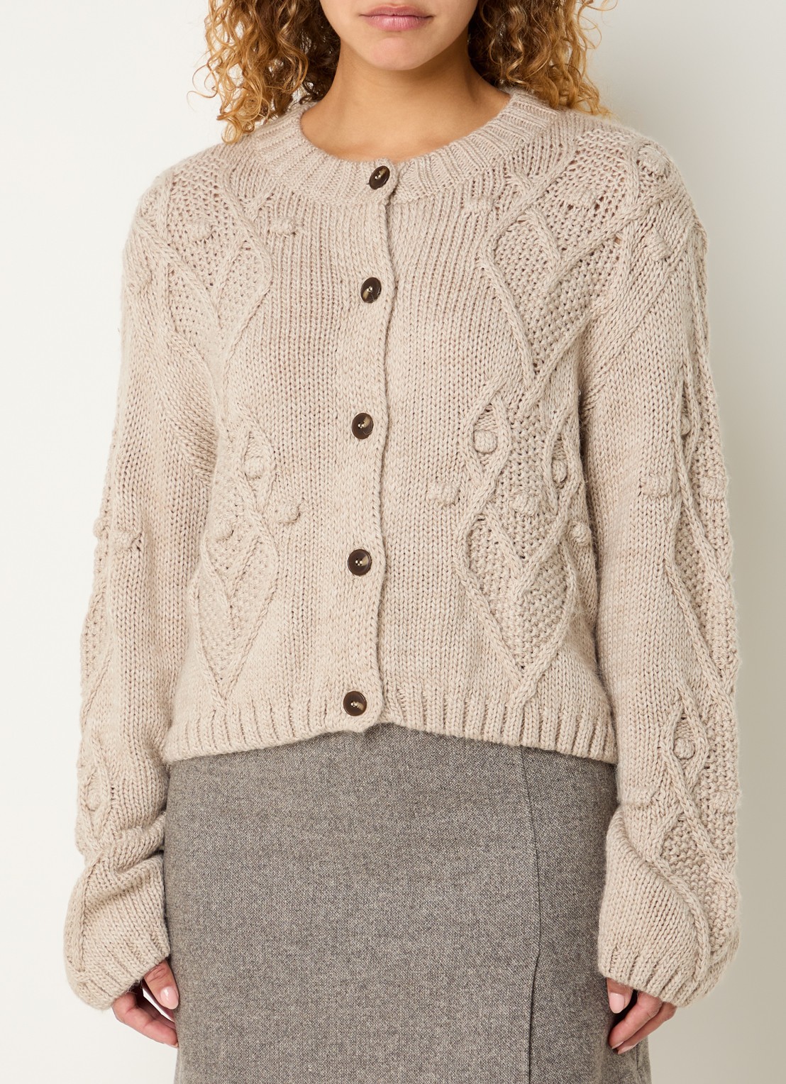 Modström Dahlia grofgebreid vest met ronde hals - detail beige