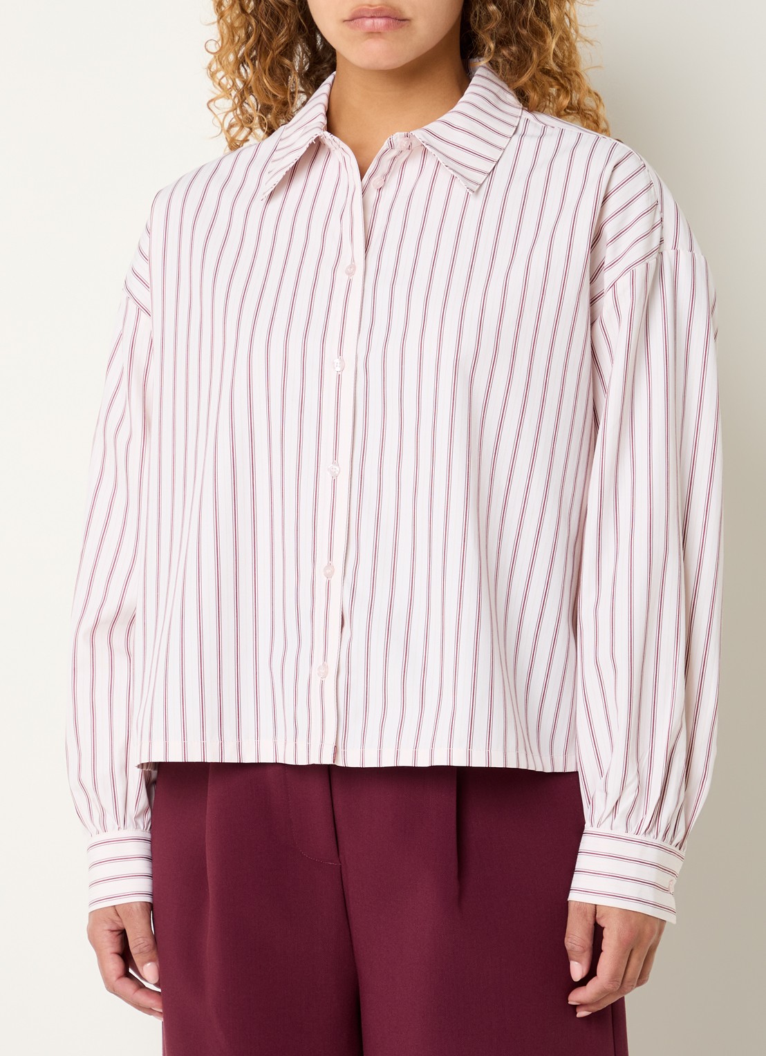 Modström Dilan blouse met split en streepprint - achterkant bordeauxrood