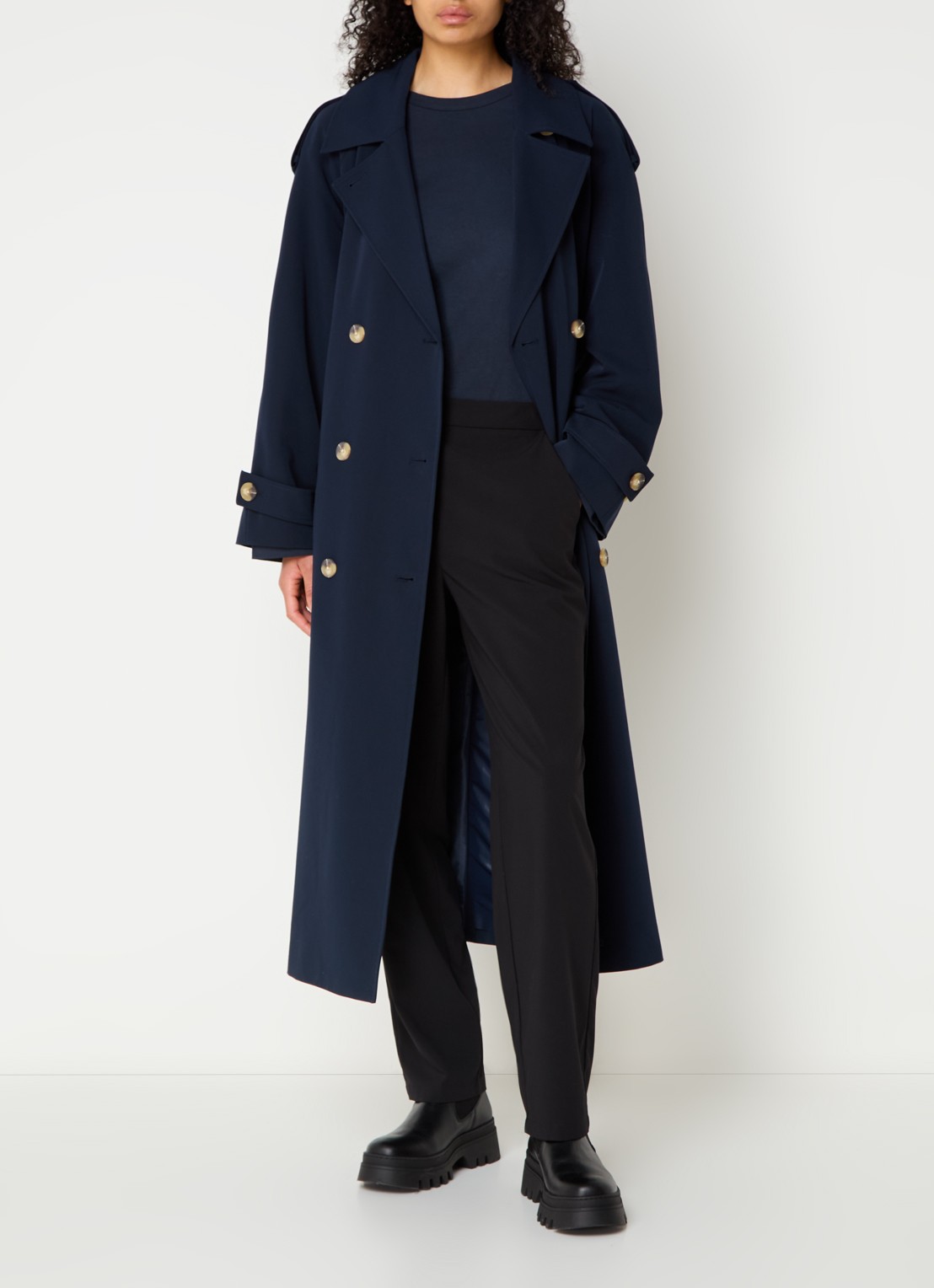 Modström EvieMD trenchcoat met steekzakken en ceintuur - voorkant 2 donkerblauw