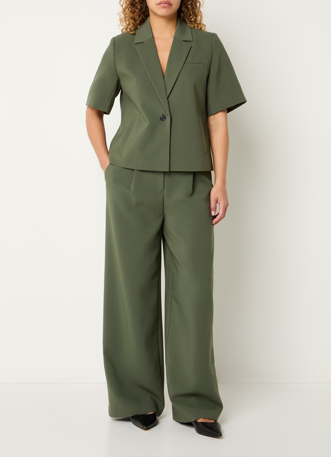 Modström Gale blazer met schoudervulling - voorkant 4 olijfgroen