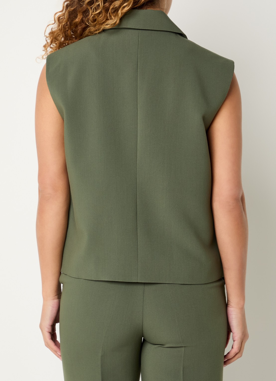 Modström Gale double-breasted gilet  - achterkant 4 olijfgroen