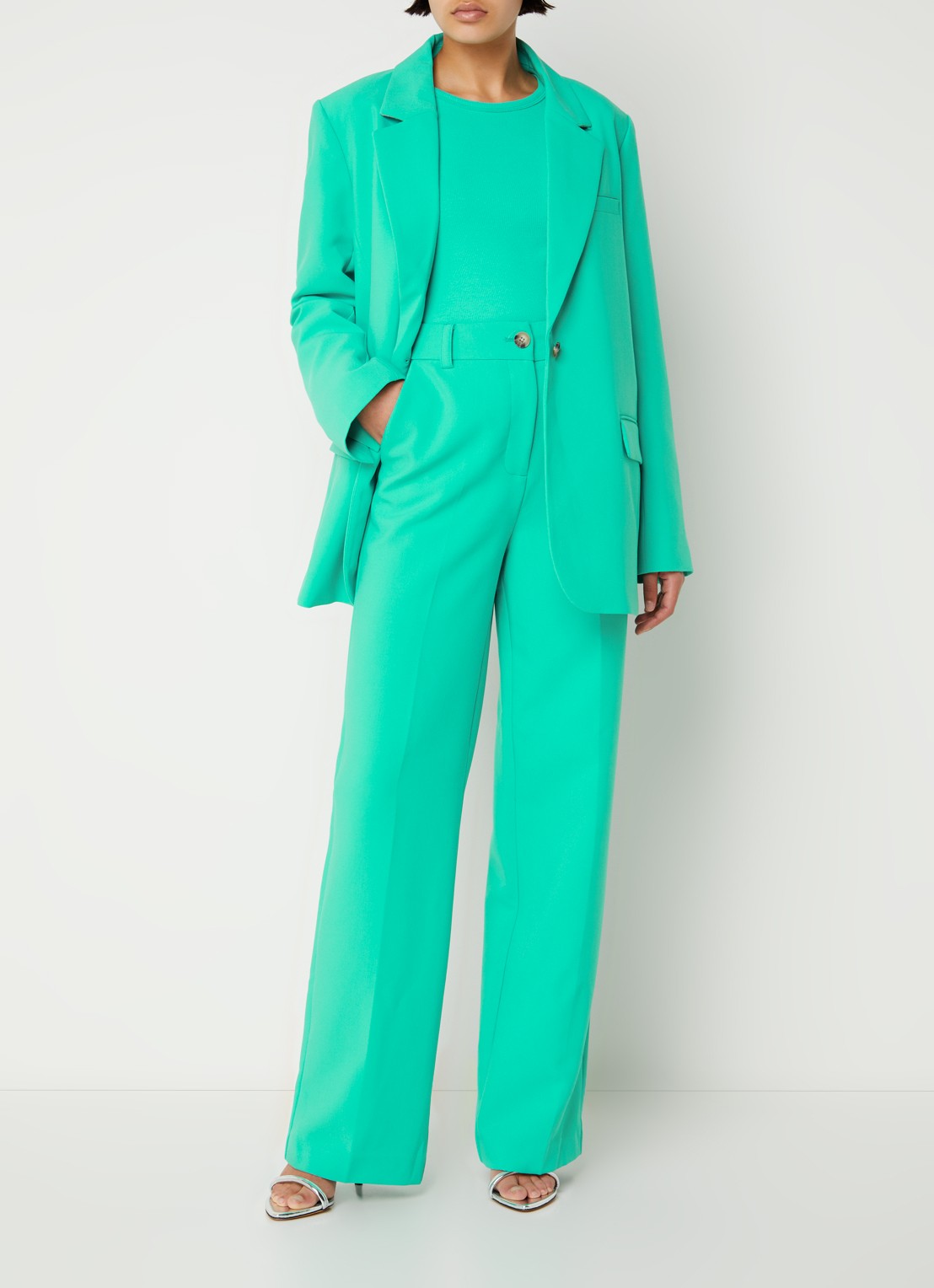 Modström Gale high waist straight fit pantalon met steekzakken en persplooi - voorkant 2 groen