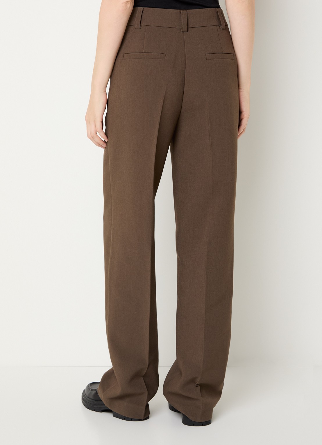 Modström Gale high waist straight fit pantalon met steekzakken en persplooi - achterkant khaki