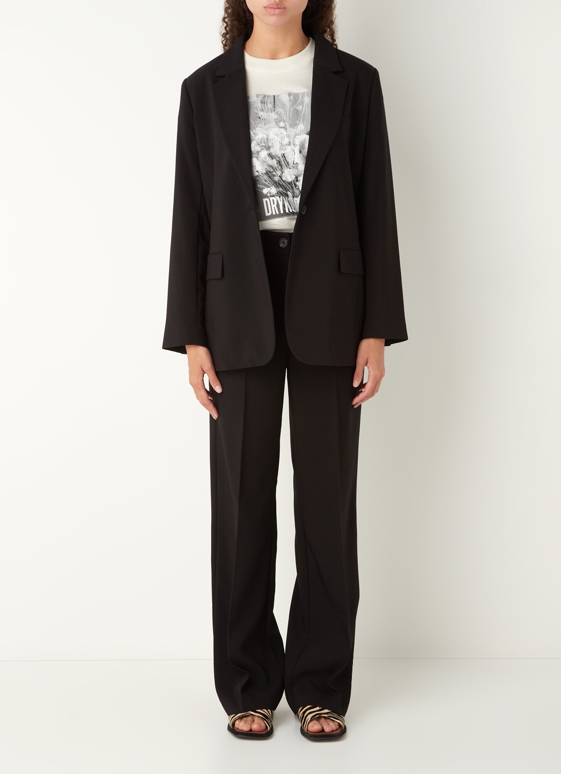 Modström Gale high waist straight fit pantalon met steekzakken en persplooi - voorkant 2 zwart