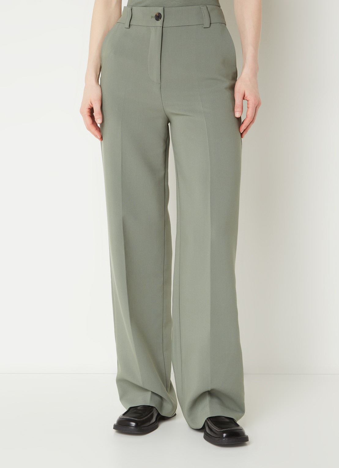 Modström Gale high waist straight fit pantalon met steekzakken en persplooi - detail 2 olijfgroen