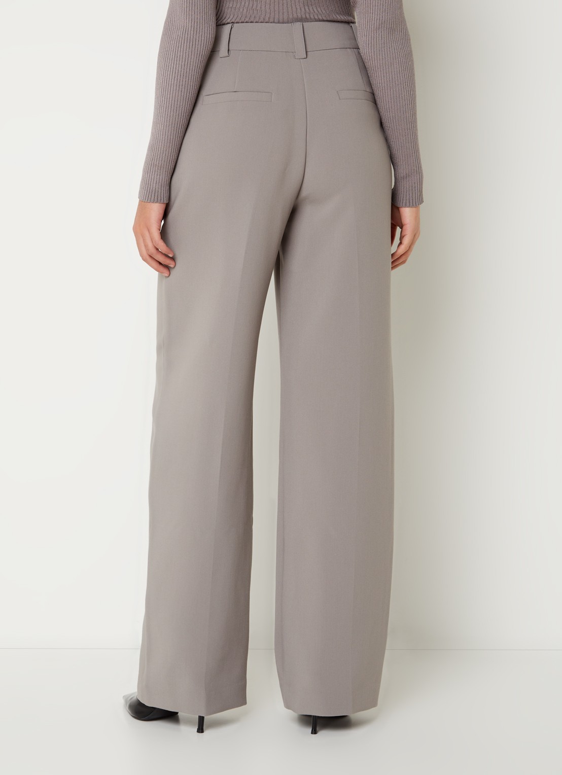 Modström Gale high waist straight fit pantalon met steekzakken en persplooi - achterkant 3 grijs