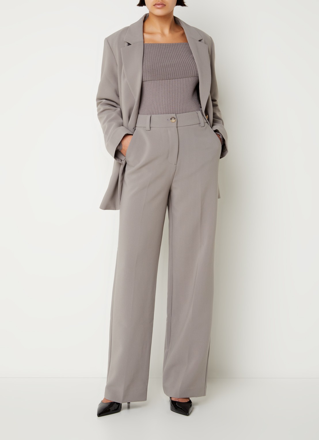 Modström Gale high waist straight fit pantalon met steekzakken en persplooi - voorkant 2 grijs