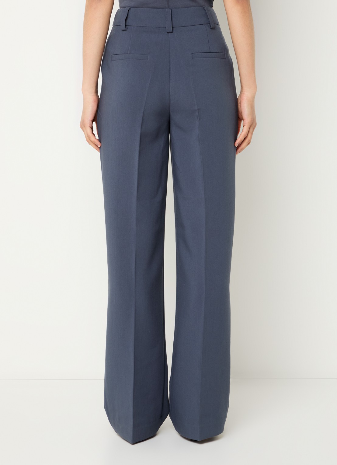 Modström Gale high waist straight fit pantalon met steekzakken en persplooi - achterkant staalblauw