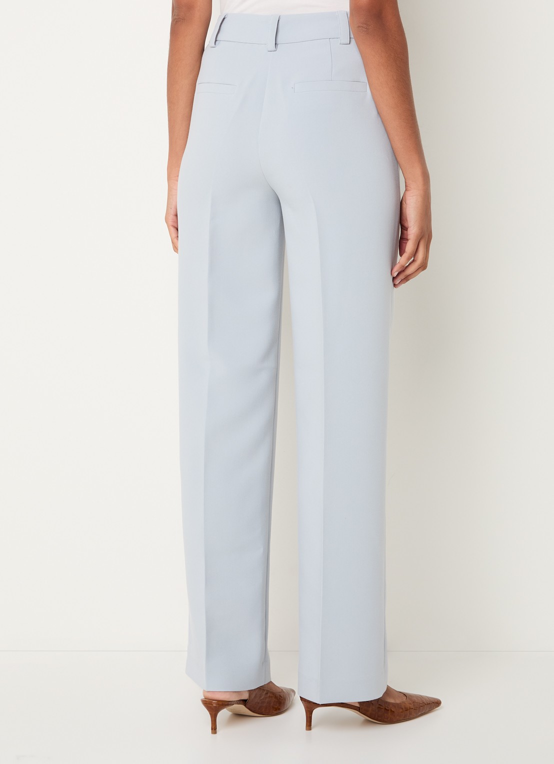 Modström Gale high waist straight fit pantalon met steekzakken en persplooi - achterkant lichtblauw