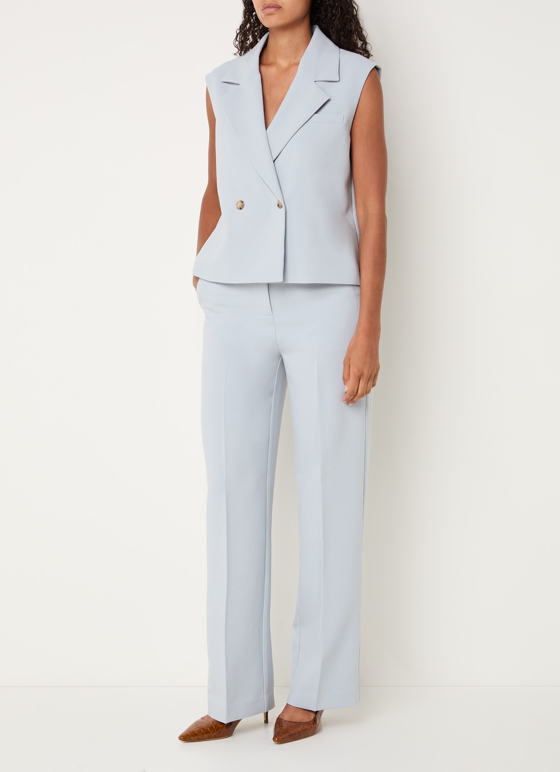 Modström Gale high waist straight fit pantalon met steekzakken en persplooi - voorkant 4 lichtblauw
