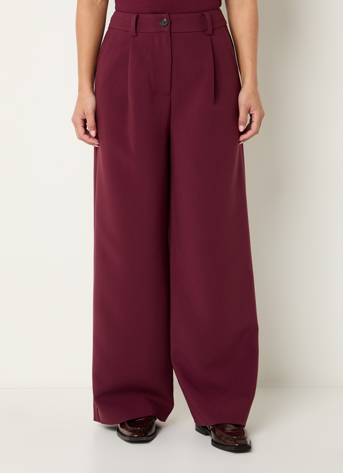 Modström Gale high waist straight fit pantalon met steekzakken en persplooi - detail 2 donkerrood