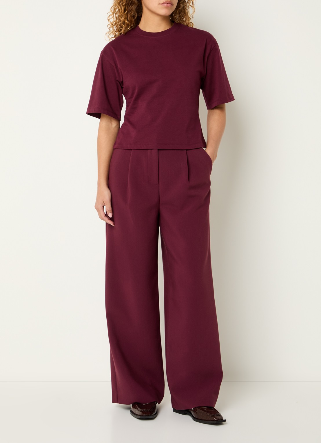 Modström Gale high waist straight fit pantalon met steekzakken en persplooi - voorkant 4 donkerrood