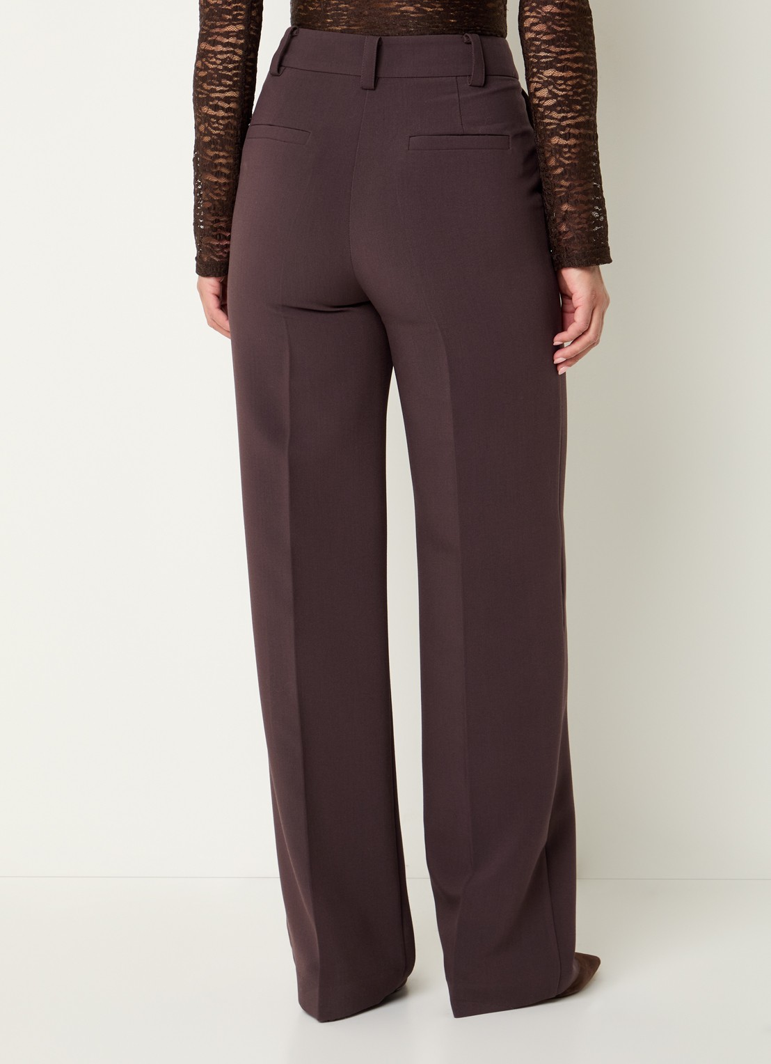 Modström Gale high waist straight fit pantalon met steekzakken en persplooi - achterkant 2 donkerbruin