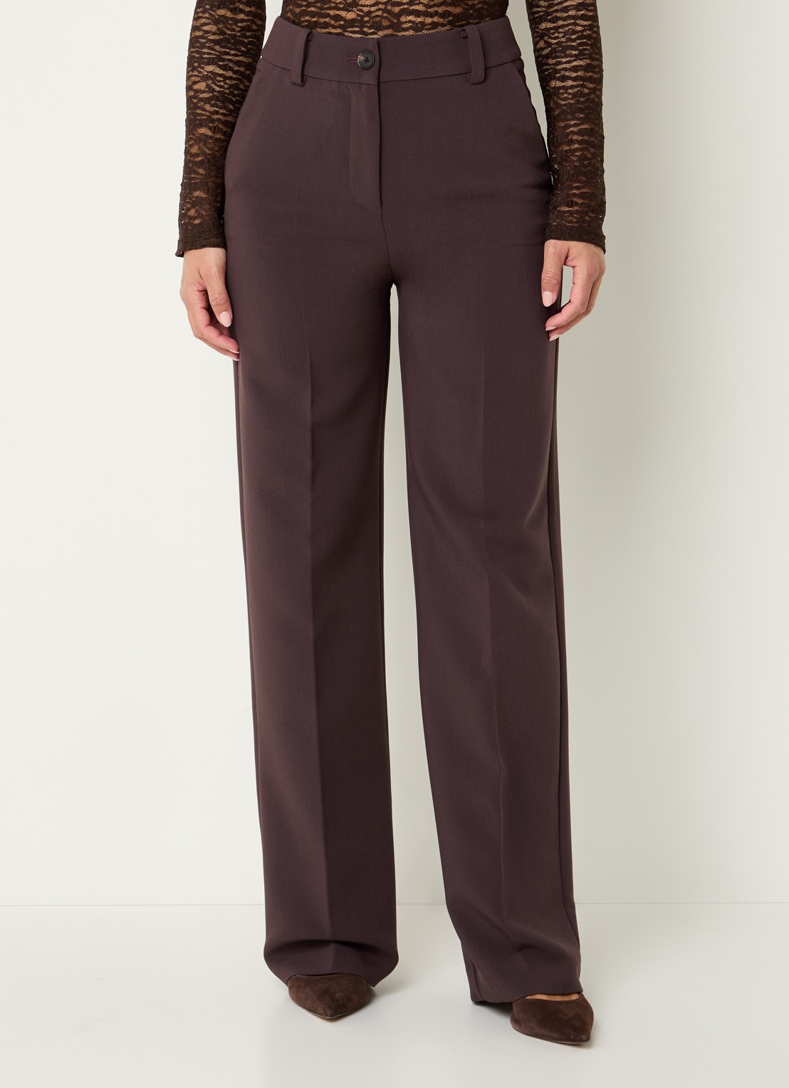 Modström Gale high waist straight fit pantalon met steekzakken en persplooi - detail donkerbruin