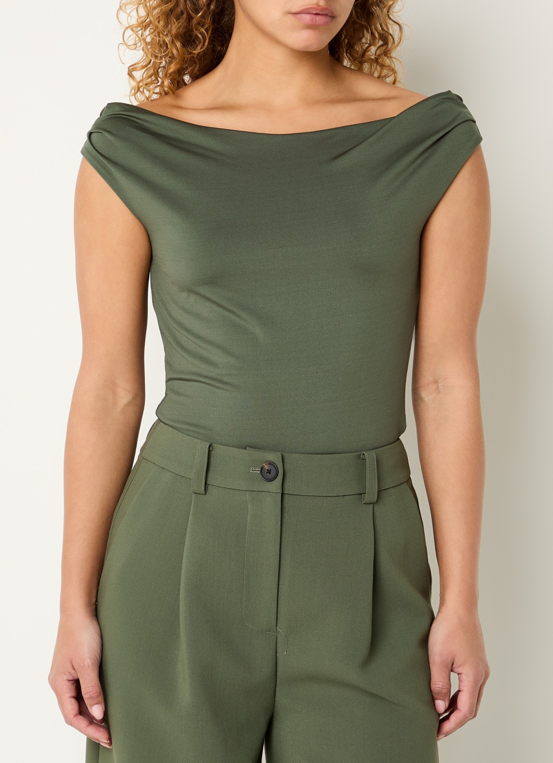 Modström Hima off shoulder top - detail 3 olijfgroen